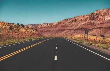 Boş asfalt yol. Dağlarda yol, seyahat konsepti ve Amerikan yolculukları. Boş asfalt otoyolu.