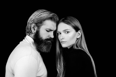 Birbirlerine sarılan seksi bir çift. Birbirlerine aşık şehvetli gençler. Nazik tutkuları olan zarif bir çift..