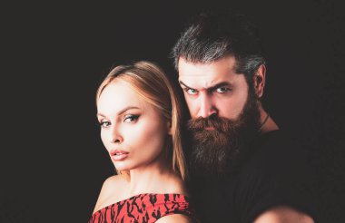 Aşık moda bir çift. Tutkulu aşıkların portresi.