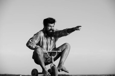 Küçük bir bisiklet süren çılgın bir adam. Bisiklet süren komik bir adam..