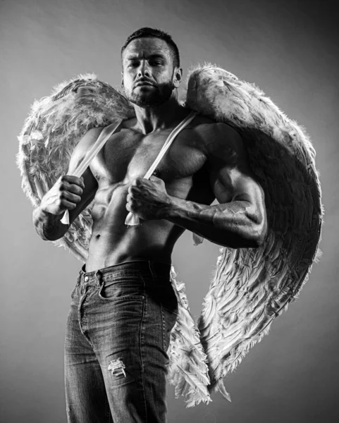 有天使翅膀和性感躯干的肌肉男. — 图库照片