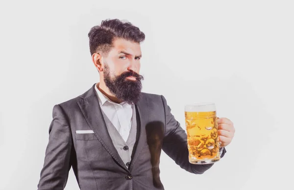 Bearded man holding a glass of beer. Hipster with beard and mustache in suit drinks beer after working day. — Stock Photo, Image