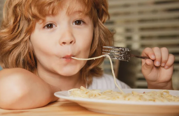 Kinderen eten pasta, spaghetti, close-up schattig grappig kind. — Stockfoto