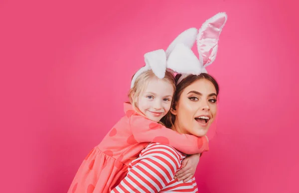 Buona famiglia pasquale. Concetto di infanzia felice sorella. Ragazze orecchie di coniglio Divertenti bambini piccoli madre celebrano. Caccia alle uova tradizionale vacanza primaverile. — Foto Stock