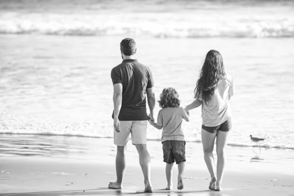 Отец мать и ребенок на летнем пляже на закате времени на Мауи. Концепция дружественной семьи. — стоковое фото