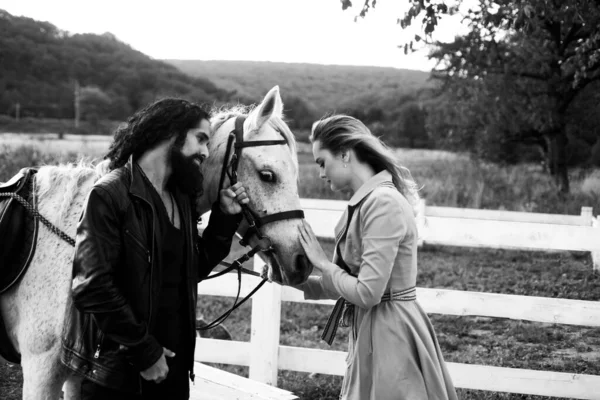 Happy couple and beautiful white horse. Loving couple with horse on ranch. — Stock Photo, Image