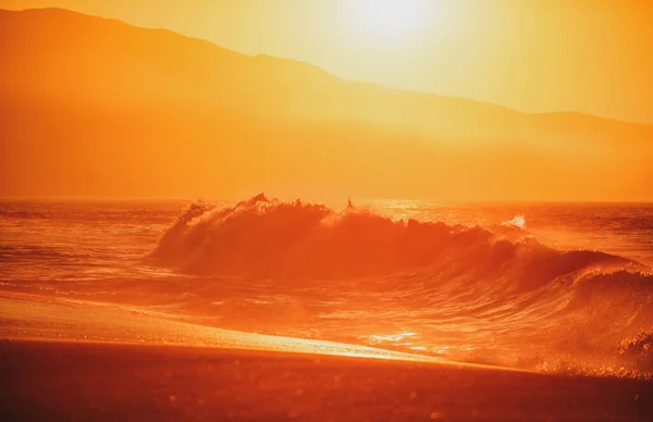 Havs- eller havsvågor. Soluppgång på stranden, paradiskoncept. Semester resa bakgrund. Solnedgång landskap. Havs- eller havsvågor. — Stockfoto