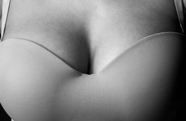 Women with large breasts. Sexy breas, boobs in bra, sensual tits. Beautiful slim female body. Lingerie model. Close up of sexy female boob in bra. — Foto de Stock