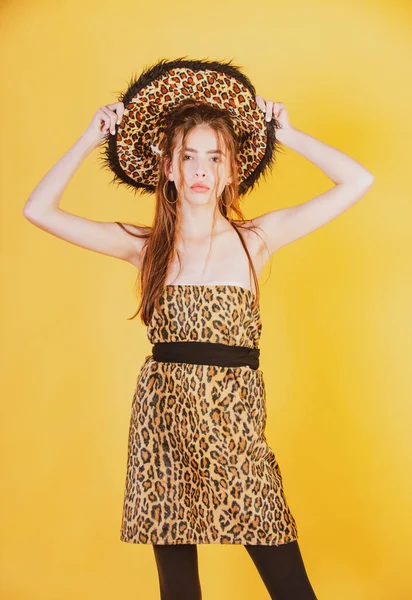 Kvinnans modekoncept. Flicka i leopardkläder. Trendig flicka med djurtryck klänning. — Stockfoto