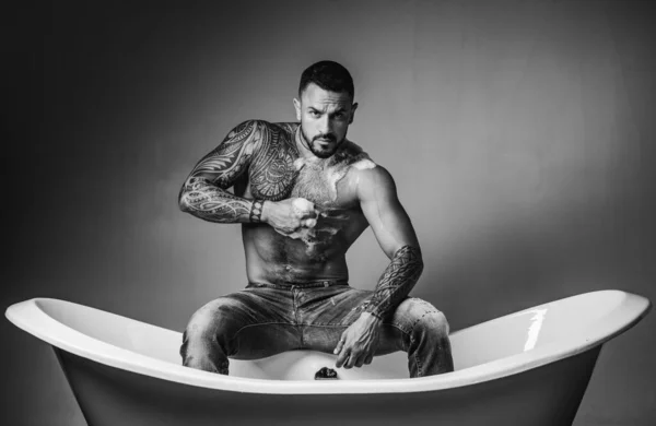 Küvette yıkanan çıplak vücutlu seksi adam.. — Stok fotoğraf