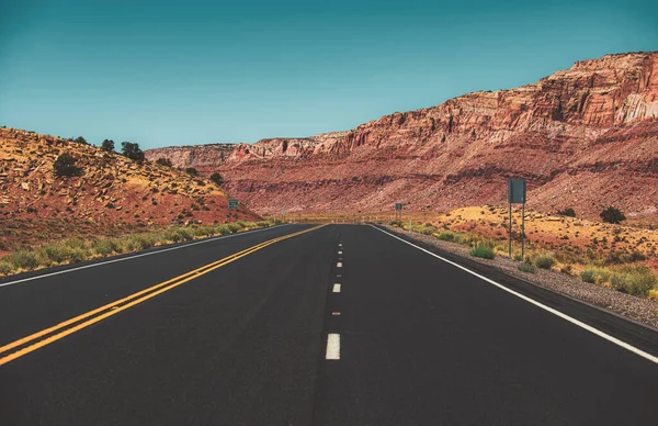 Empty asphalt road. Road in mountains, Travel concept and American roadtrip. Empty asphalt highway. — Stock Photo, Image