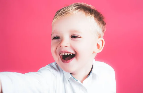 Rapaz giro, isolado. Retrato de um rapaz sorridente. Rapazinho engraçado. 4-5 anos . — Fotografia de Stock