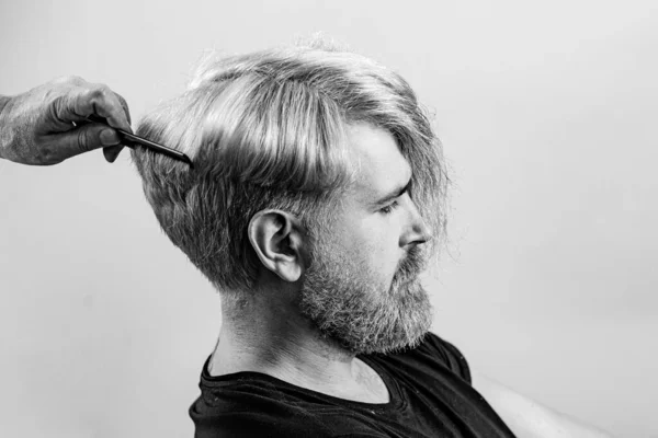 Parrucchiere professionista fare taglio di capelli. Concetto di barbiere. Cliente maschio farsi tagliare i capelli dal parrucchiere. Ritratto da vicino. — Foto Stock