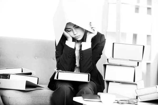 Upset business woman with folder on head, unhappy secretary girl working overtime at office. Problem solution. — Stock Photo, Image