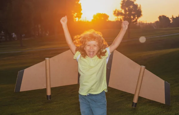 Spännande roligt barn pojke leker och drömmer om sommarsemester och resor. Barn fantasi och frihet koncept. — Stockfoto