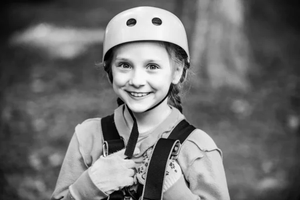 Last nät klättring och hängande timmer. Söta barn i klättring säkerhetsutrustning i en trädkoja eller i en reppark klättrar repet. Happy Child på sommaren. — Stockfoto
