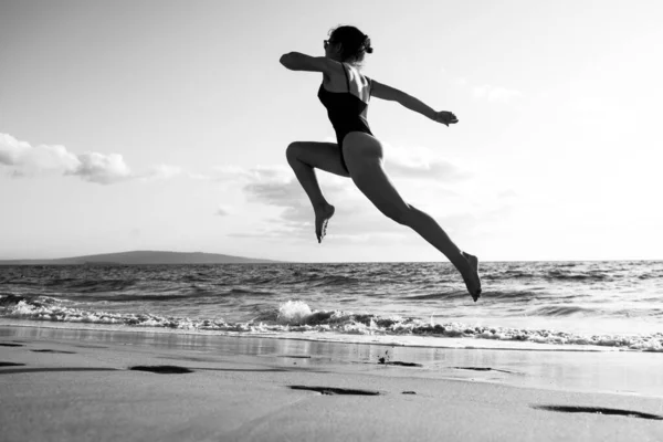 Une femme court sur la plage. Concept de perte de poids. — Photo