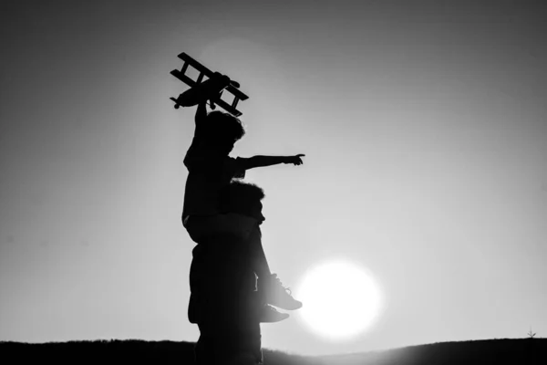 La fête des pères. Père et Fils jouant au coucher du soleil. Avoir du temps en famille ensemble. Silhouette. — Photo