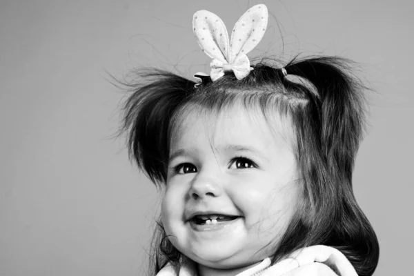 Söt leende påsk kanin baby barn med öron närbild och isolerad på rosa bakgrund. — Stockfoto