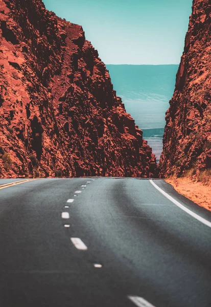 산 속 도로. 바위투성이 산을 향해 뻗어 있는 직선 도로. — 스톡 사진