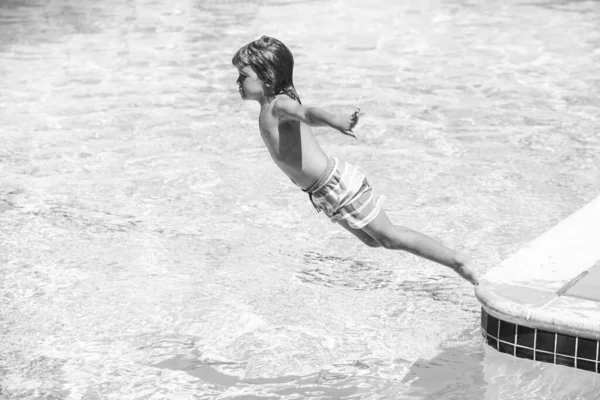 水上公园的小孩孩子们暑假跳水了.在夏令营游泳. — 图库照片