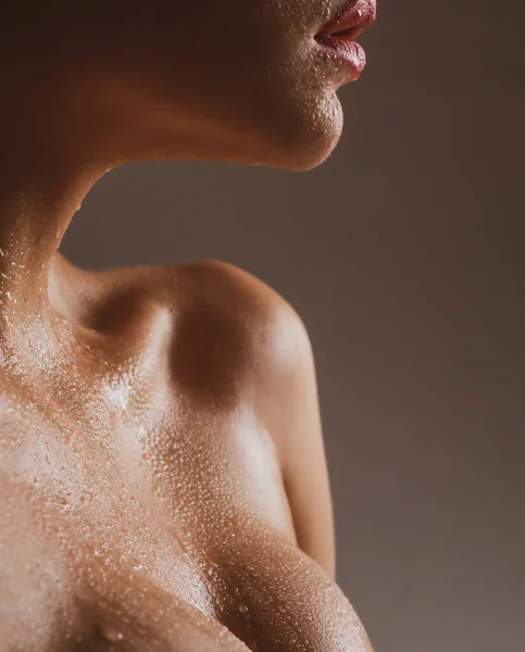 Naken kvinnlig bröstkorg. Bröstplastikkirurgi. Bröstförstoring. — Stockfoto