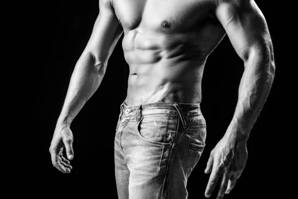 Uomo sexy in nero. Bello fitness giovane bodybuilder con busto nudo. Torso nudo da uomo. Sexy nudo gay. Un tizio con gli addominali. Maschio muscoloso sessuale. Orgoglio omosessuale, lgbtq lgbt. — Foto Stock