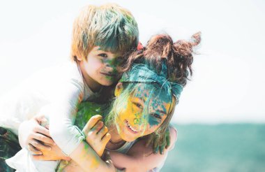 Mutlu çocuklar dışarıda sarılıp eğleniyor..