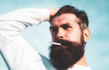 Sigara içen delikanlıyı kapat..