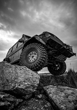 Araba lastiği. Offroad için lastik. Off-road 4x4 konsepti. Off road yarışlarında su sıçraması.