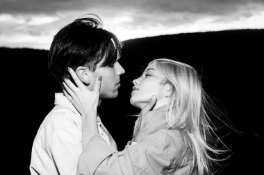 Birbirine aşık çiftler, birbirine sarılıp kucaklaşan şehvetli aşıklar. Gerçek aşk. Güzel, genç çift kaynaşıyor ve gülümsüyor..