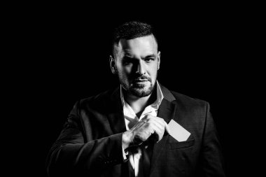 İş adamı kredi kartı gösteriyor. Banka hizmetleri. Zarif takım elbise giyen kendine güvenen bir iş adamının gövdesi..