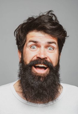 Duygular. Heyecanlı yakışıklı adam. Gülümseyen adamın portresi. Olumlu insan yüz ifadeleri ve duyguları.