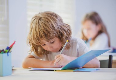 Sınıftaki çocuklar okulda. Eğitim ve öğrenim. İlkokul.