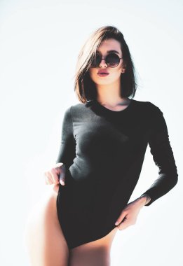 Çekici ve güzel bir genç bayanın yakın plan portresi. Seksi kız ön sevişmesi. Güneş gözlüklü genç kadın. Çok seksi. Gözlüklü güzel manken pozu. Çekici..