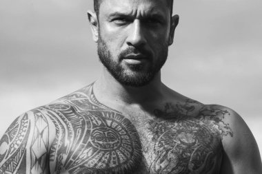 Yakışıklı bir adamın portresi. Gökyüzünde ciddi profili olan bir adamın portresi. Çıplak ve güçlü gövde..