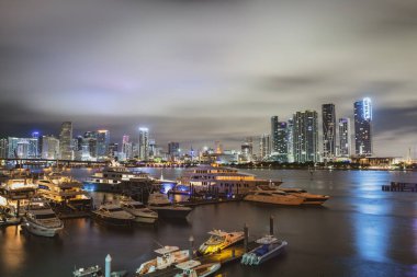 Şehir merkezinin yanındaki yat ya da tekne. Miami, Florida, ABD Skylin