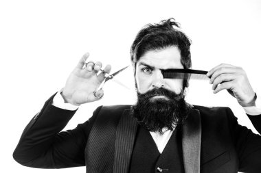 Berber dükkanındaki sakallı adam. Berber makası ve ustura, berber dükkanı. Klasik berber, tıraş. Uzun sakallı bir portre adamı. Bıyıklı adamlar. Acımasız adam, makas, düz jilet..