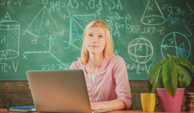 Okulda ya da üniversitede öğretmenlik yapan bir kadın dizüstü bilgisayar kullanıyor. Mutlu kadın öğrenci öğretir ve öğrenir. Eğitim ve öğretim kavramı.