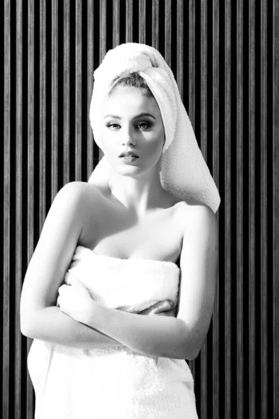 Mujer joven en toalla en la cabeza después de la ducha. Linda chica con hombros desnudos, con toalla blanca en la cabeza. Modelo con maquillaje desnudo ligero, retrato de belleza . —  Fotos de Stock