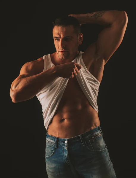 Hombre musculoso mostrando abdominales. Seis paquetes. strip-tease masculino. Mans torso desnudo. Un chico guapo posando. Deportivo chico fuerte músculo sano. Modelo sin camisa. —  Fotos de Stock