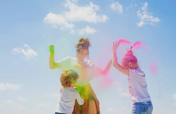 Enfants excités joyeux émotionnels avec poudre colorée et éclaboussure de poussière de couleur. — Photo