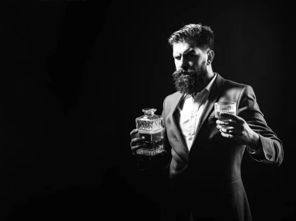 Sommelier smakuje drogim napojem alkoholowym. Przystojny brodaty biznesmen pije drogą whisky. — Zdjęcie stockowe