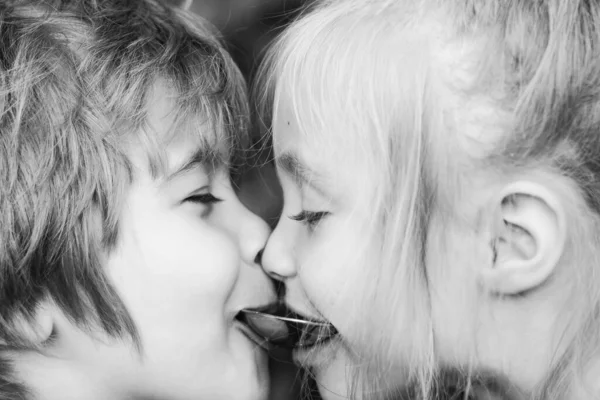 Retrato Close up de duas crianças amigas. Feliz irmão e irmã. Idiota. . — Fotografia de Stock