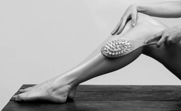 Жінки ноги з чистою шкірою. Жіноча нога без целюліту. Лікування лазерного видалення. Антицелюлітний масаж тіла. Спа та оздоровлення, пластична хірургія, догляд за тілом, естетична косметологія . — стокове фото