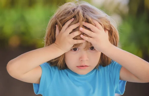 Emoções infantis. Rapaz confuso. Negativo, colapso nervoso. — Fotografia de Stock