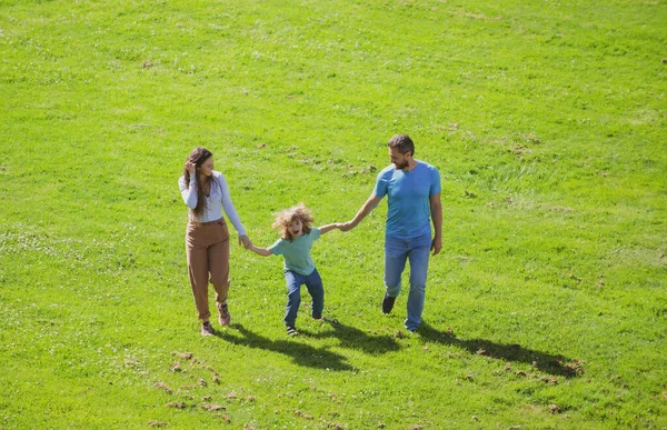 Οικογένεια και παιδί με τα πόδια σε εξωτερικούς χώρους το καλοκαίρι φύση. — Φωτογραφία Αρχείου