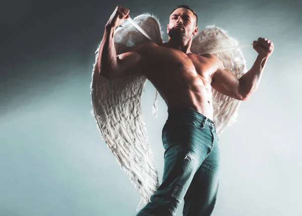 Modelo masculino muscular. Hombre con alas de ángeles. — Foto de Stock