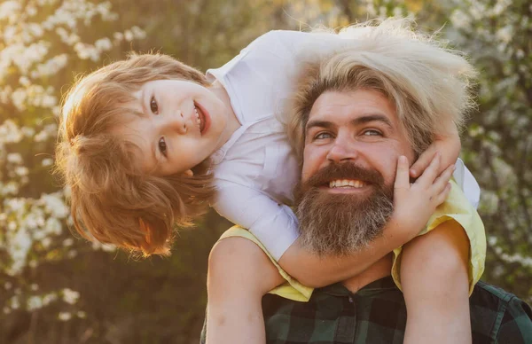 Relazioni padre-figlio. Un bambino che abbraccia papà. Felice giorno dei padri. Un giro in spalla. Famiglia amichevole. — Foto Stock