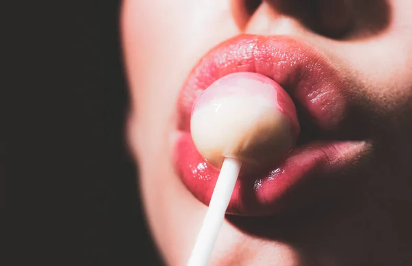 女性唇。天然美唇护理。性感的女唇和粉红的口红性感女人张开嘴。红唇，唇彩光滑。舌头和性感. — 图库照片